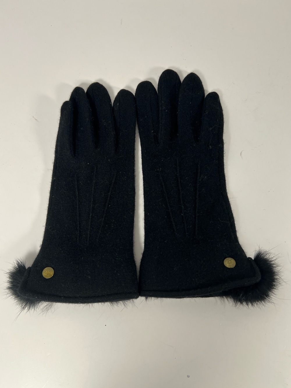 6004: Chloé Black Knit Gloves Faux Fur Trim Gold Logo Estimated Medium